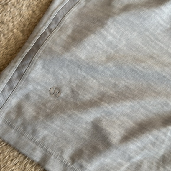 Lululemon Men's Performance Athletic Shorts in Gray - Picture 3 of 3